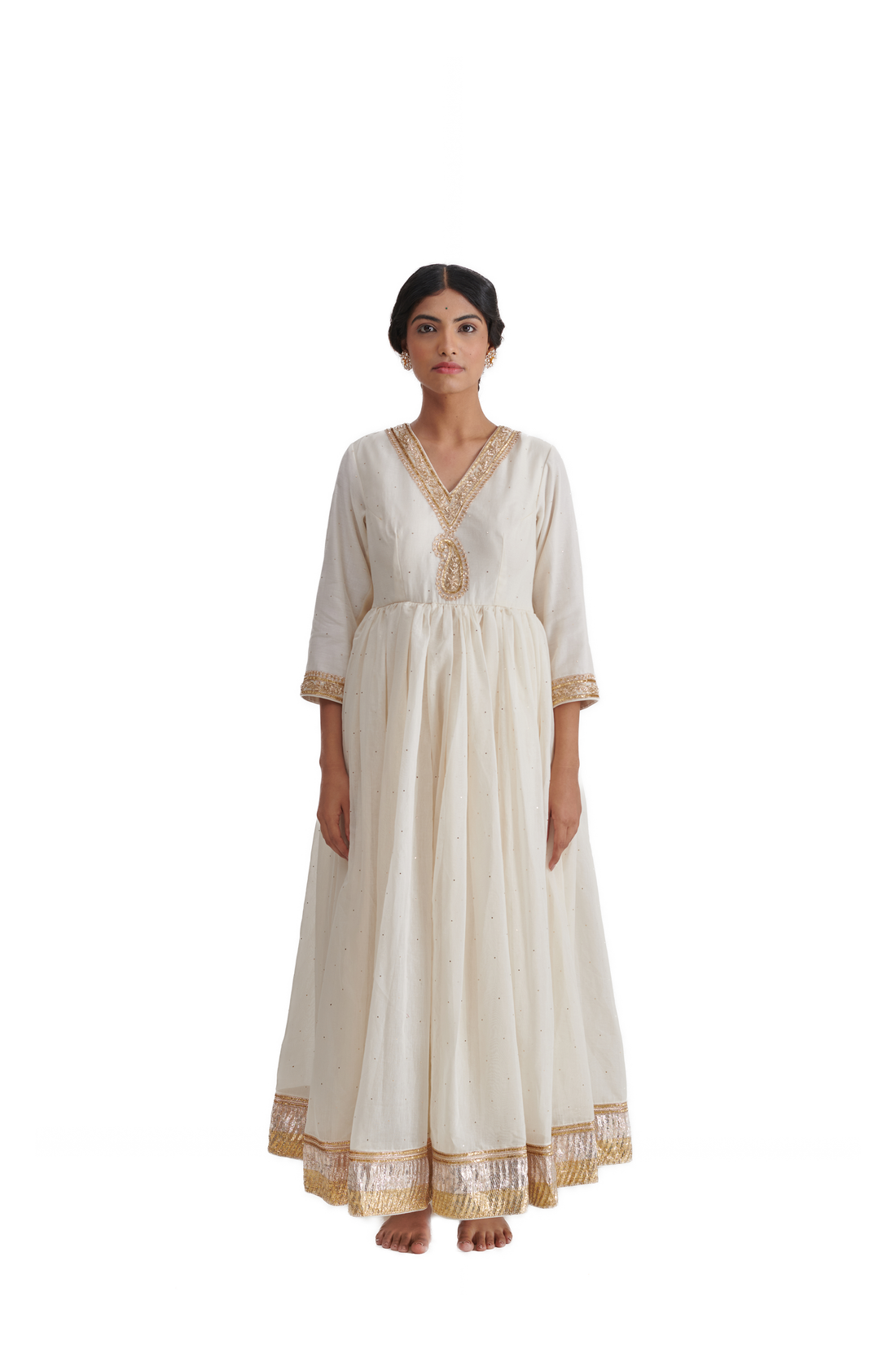 A Guide to Indian Hand Embroidery: From Chikankari to Mukesh Work