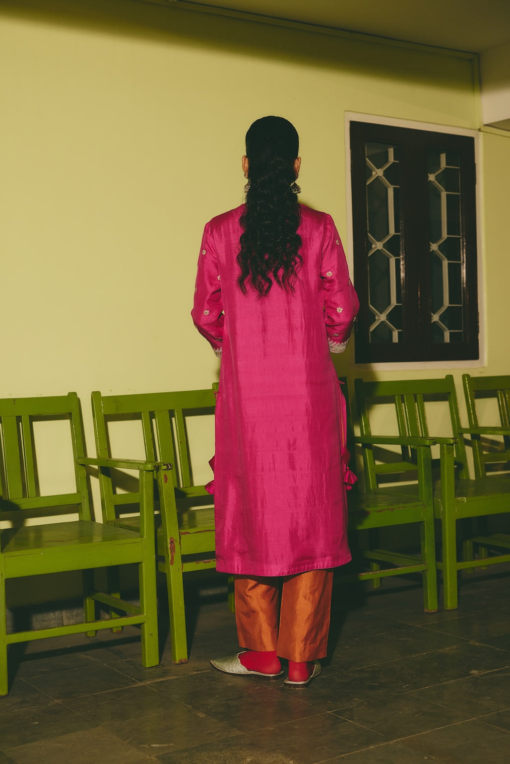 JIYA & ESHNA fuchsia silk kurta set with paisley motifs by Rashika Mittal - back view